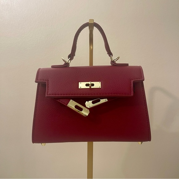 With a Designer Logo mini Sellier 20 handbag. - Picture 3 of 15